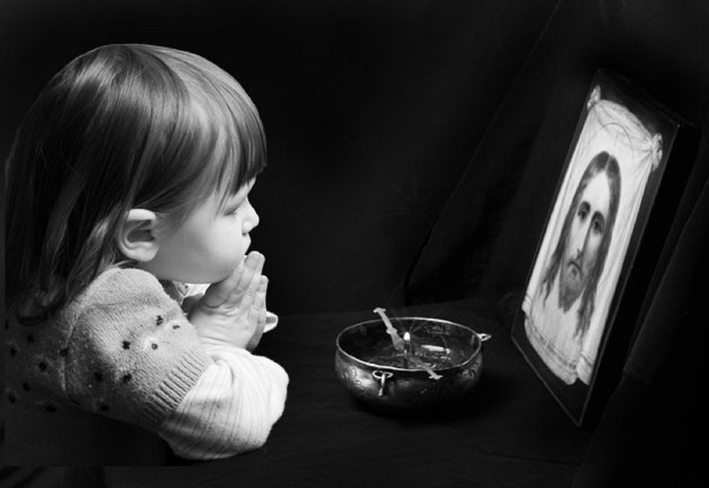 Маленькая совесть. Ребенок перед иконой. Девочка в храме. Ребенок молится у иконы. Икона с ребенком.