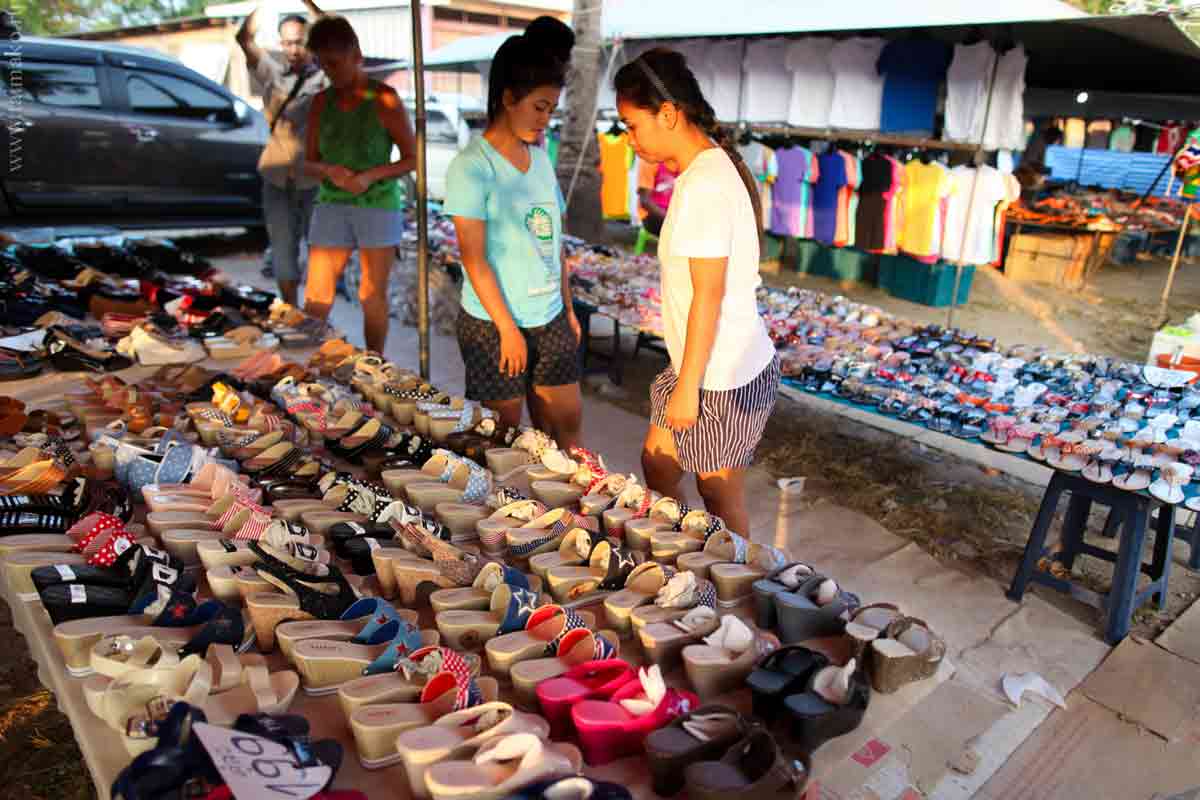 В каких магазинах можно купить обувь. Рынок обуви. Рынок одежды. Базар обуви. Туфли с рынка.