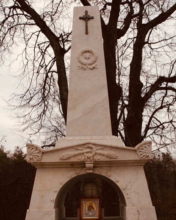 Святогорский монастырь могила пушкина. Святогорский монастырь пушкинские горы могила пушкина. Святогорский монастырь псков могила пушкина. Оскверненная могила пушкина. Святогорский монастырь похоронен пушкин.