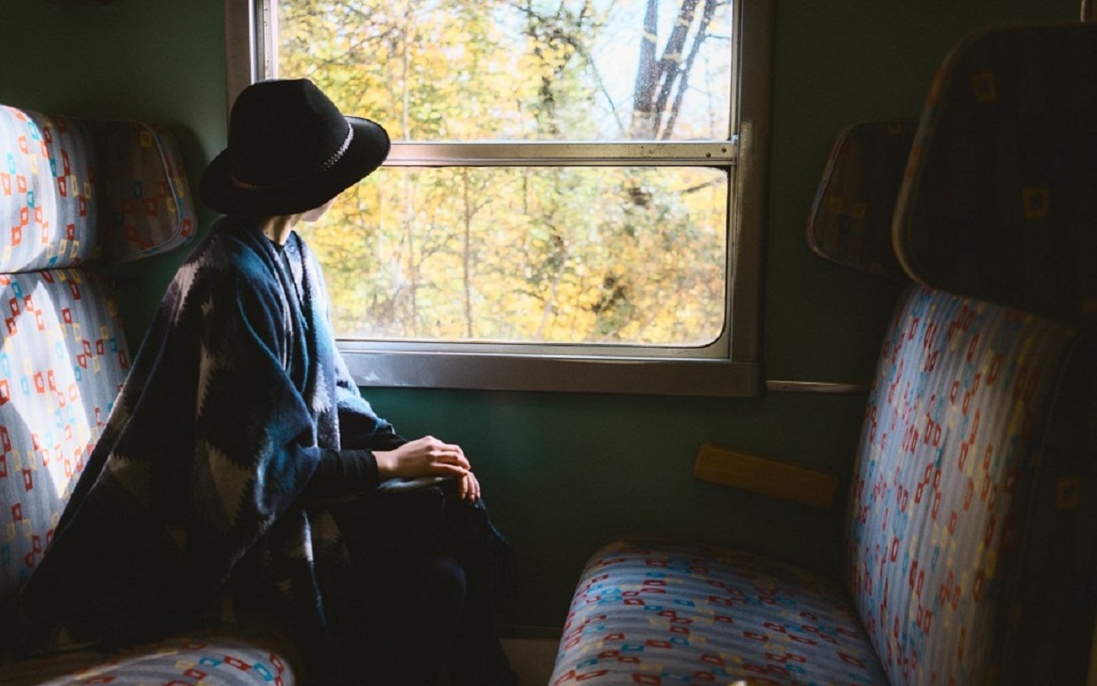 Вагон вошла она улыбнулась из окна. Окно поезда. Человек в электричке у окна. Человек в окне поезда. Девушка едет в поезде.