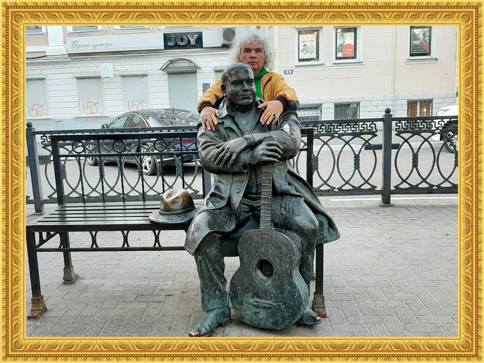 Где в твери памятник кругу. Памятник кругу Михаилу Трехсвятская. Памятник кругу в Твери на кладбище. Памятник кругу в Москве. Памятник кругу фото.