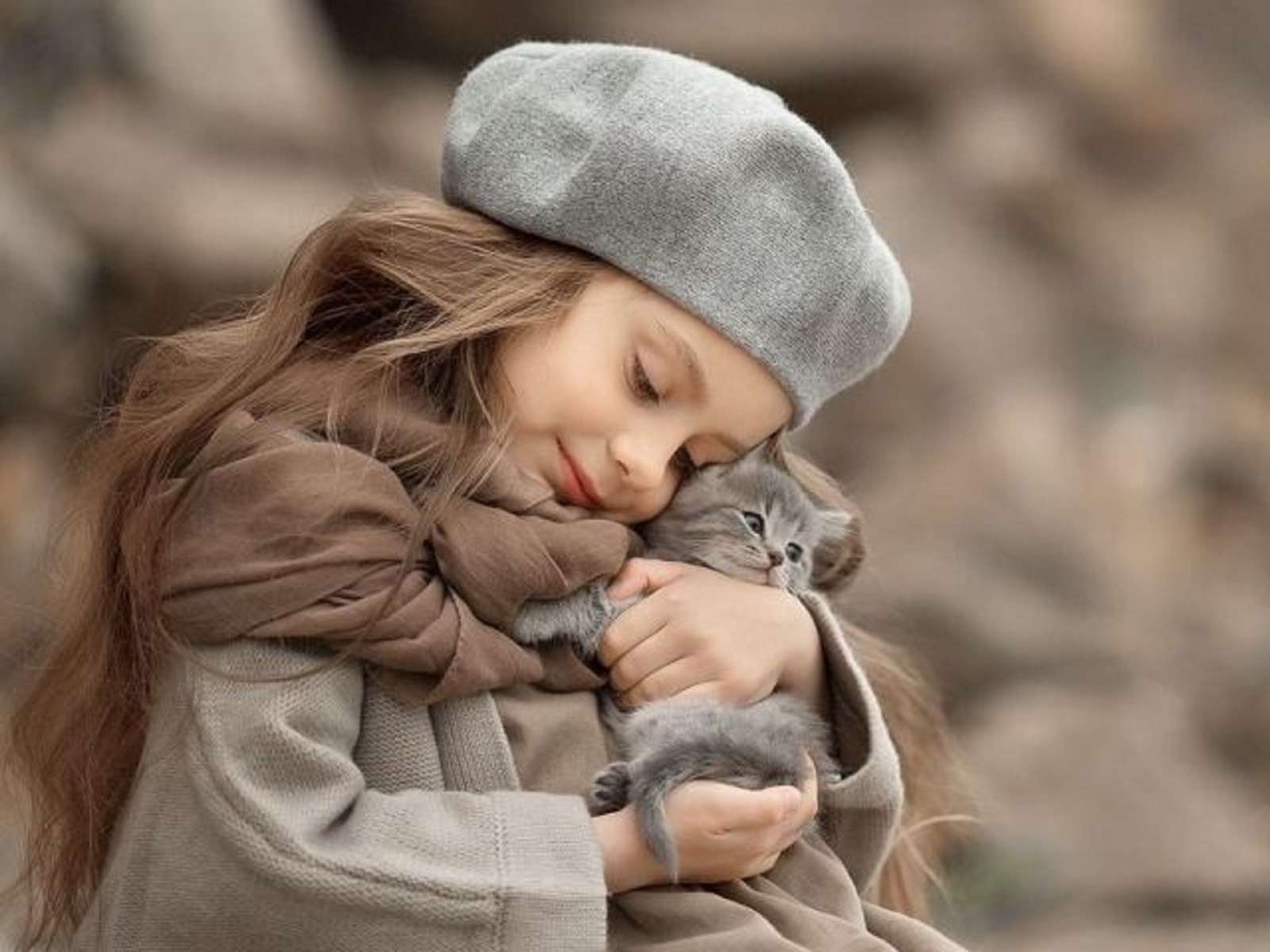 Трогательные малыши. Объятия детей. Девочка обнимает. Девочка обнимает котенка.