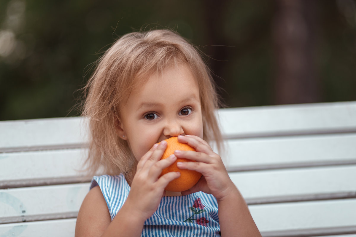 Почему ребенок оранжевый. Апельсин для детей. Девочка с апельсинами. Ребенок ест апельсин. Девочка ест апельсин.