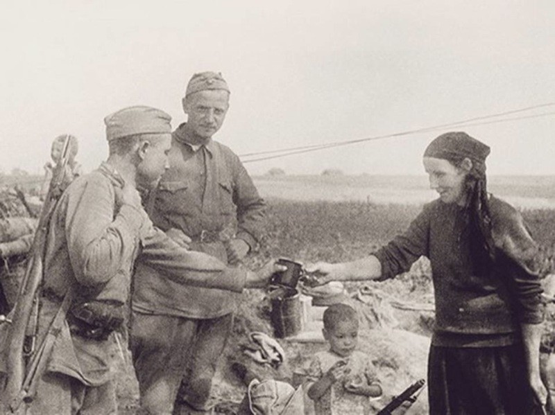 За солдатами ухаживают. Боец красной армии 1941. Советские солдаты в деревне 1941.