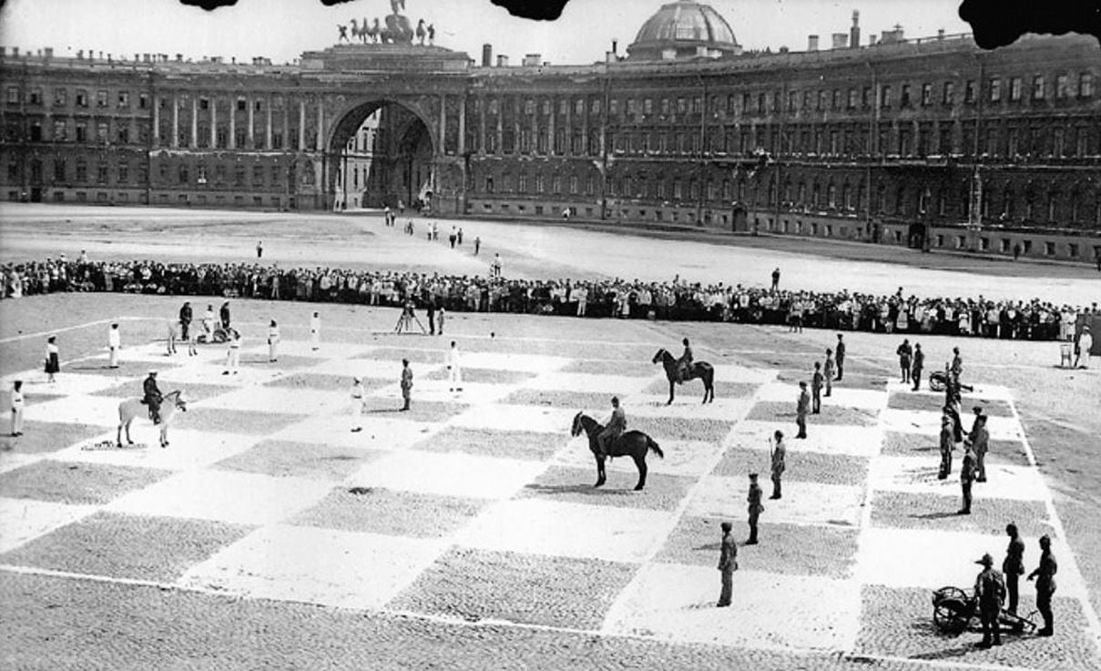 Турнир живые шахматы в Таврическом саду