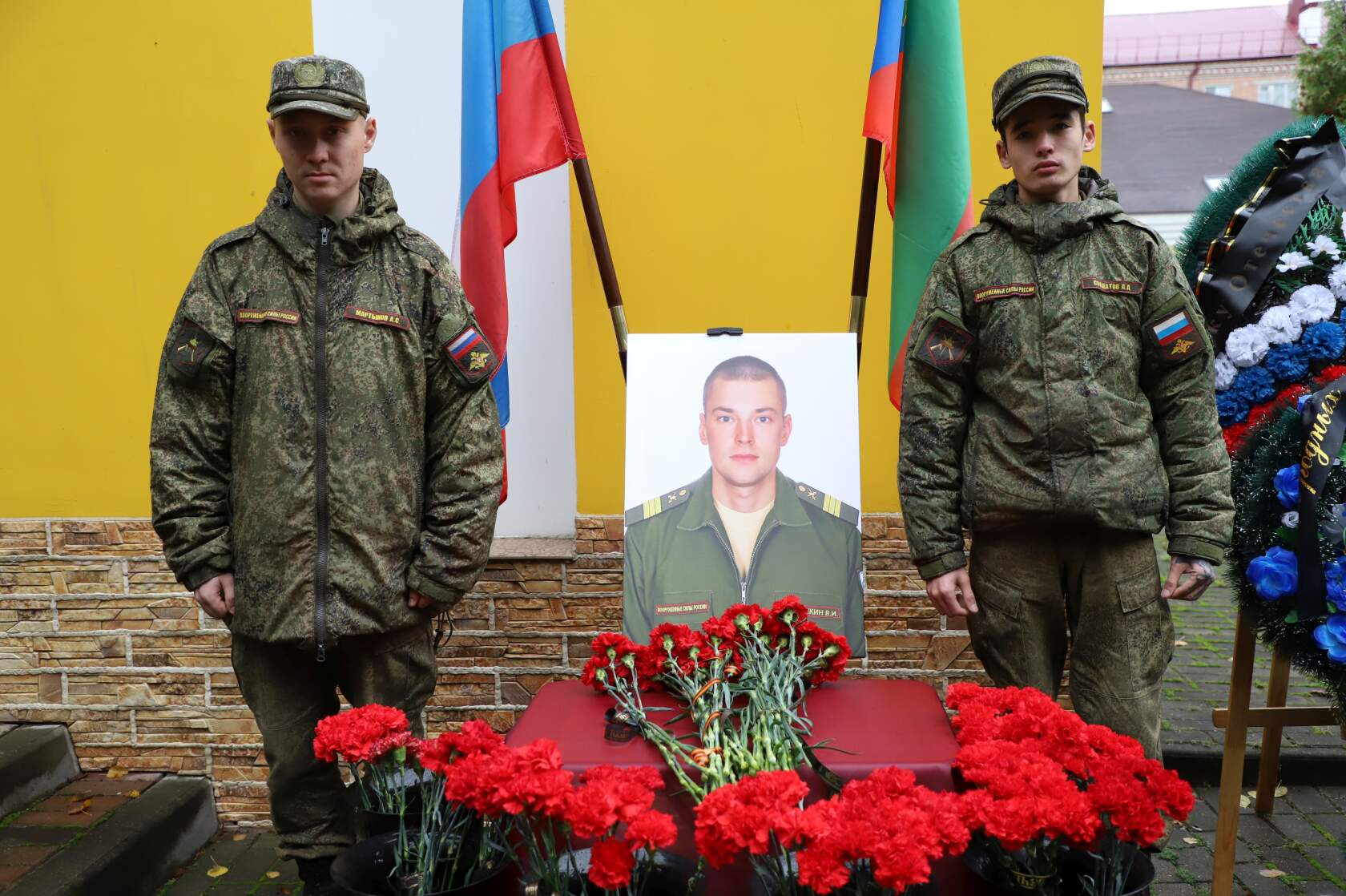 Брянские военные новости сегодня. В Клинцах простились с погибшим на Украине. . Прощание с военнослужащими Брянск.
