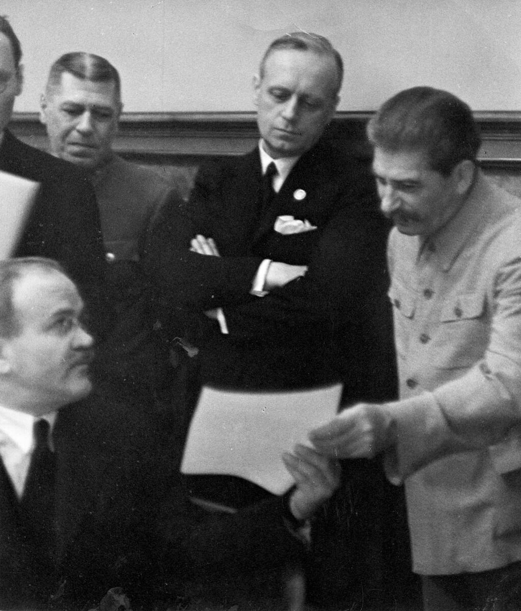 Пакт Молотова и Риббентропа сериями. 1 частЪ