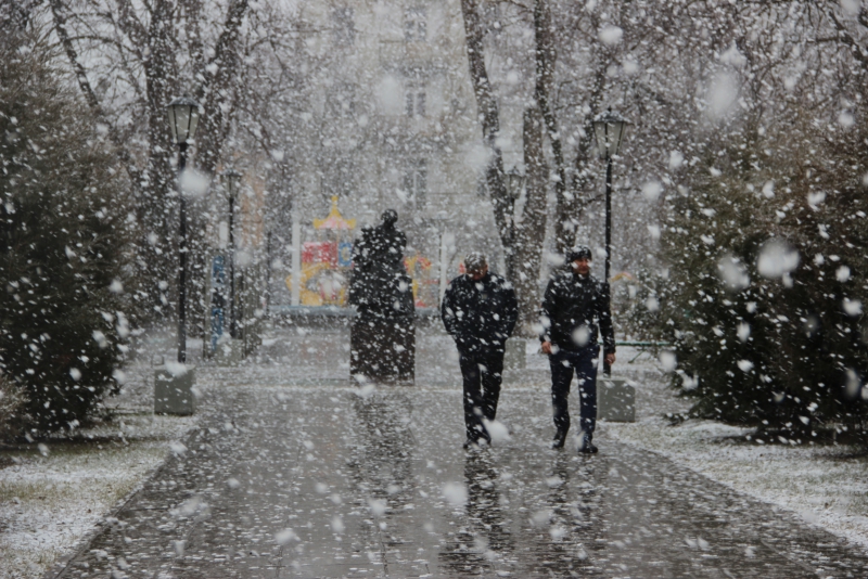 Снег падает крупными хлопьями. Хлопья снега. Падает снег в городе. Хлопья снега в городе. Снегопад хлопьями.