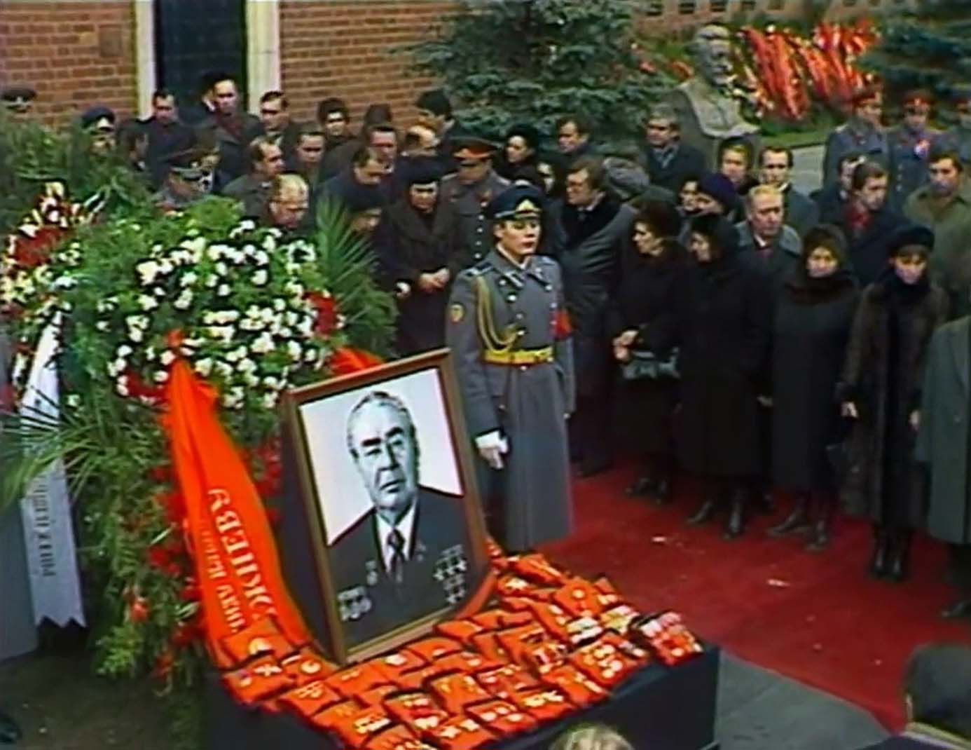 После смерти брежнева пост генерального секретаря занял. Похороны Брежнева 1982.