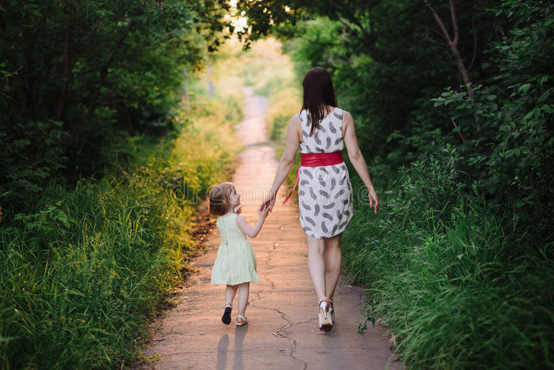Мама веди меня в детство. Девочка идет за руку с мамой. Девочка гуляет с мамой. Мама с дочкой идут за руку. Девушка с дочкой идет.