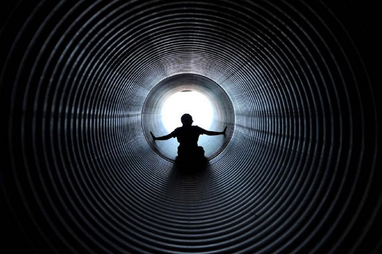 В конце туннеля виден свет. Свет в конце тоннеля. Свет в тоннеле. Туннель страха.