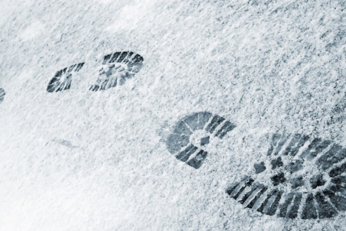 Следы на потерпевшем. Следы на снегу. Следы человека на снегу. След от обуви на снегу. Поверхностные следы.