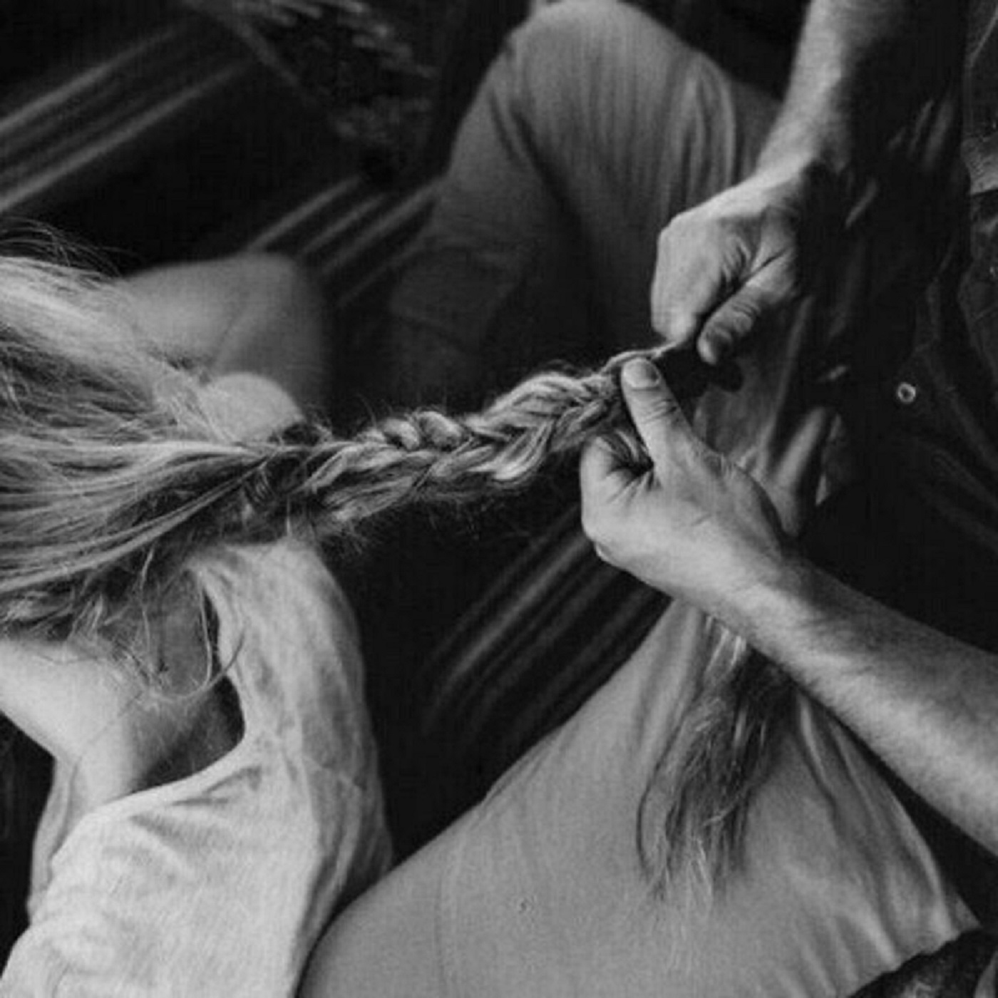 Пальчиками грубо. Женщина заплетает косу. Мужчина заплетает косу женщине. За волосы девушку. Парень заплетает волосы девушке.