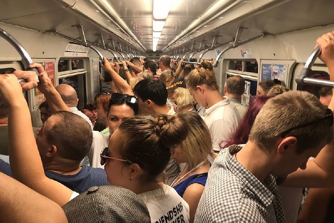 Много людей в метро. Час пик в метро Санкт-Петербурга. Давка в метро. Толпа в метро. Толпа в вагоне метро.