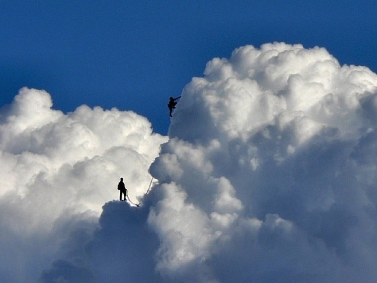 Человек над облаками
