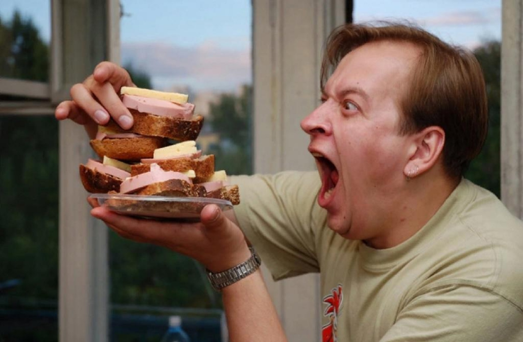 Люди едят людей название. Человек ест бутерброд. Мужской бутерброд. Поедание бутерброда. Огромный бутерброд с колбасой.