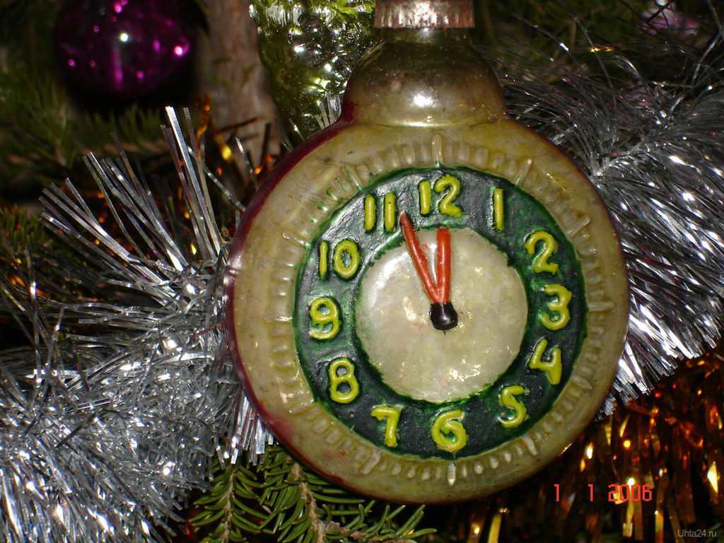 5 минут нового дня. Новогодняя игрушка часы. Советские елочные игрушки. Старинная елочная игрушка часы. Елочная игрушка в виде часов.