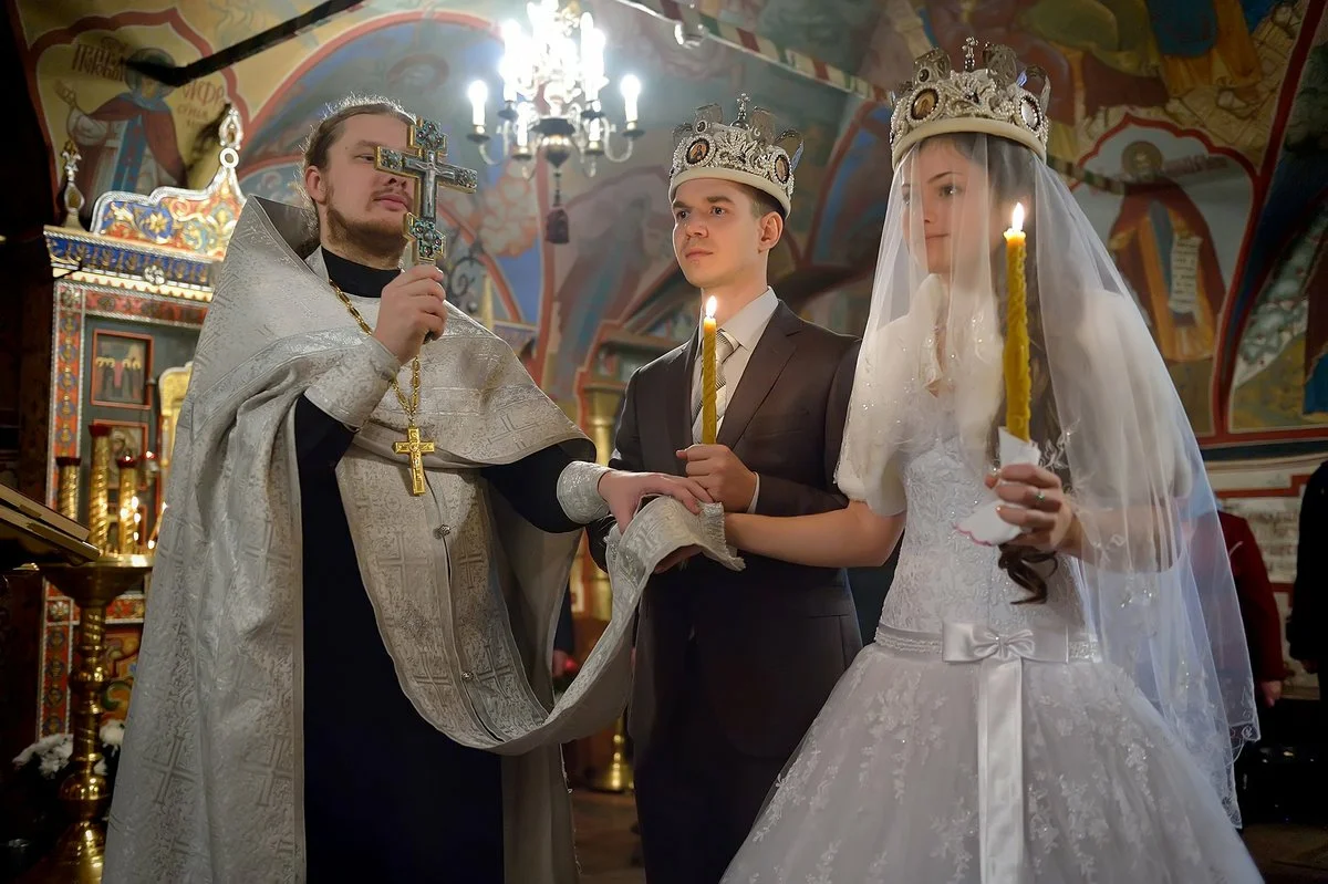 Церемония в церкви. Обряд венчания в православной церкви. Таинство венчания в православии. Жених и невеста венчание.