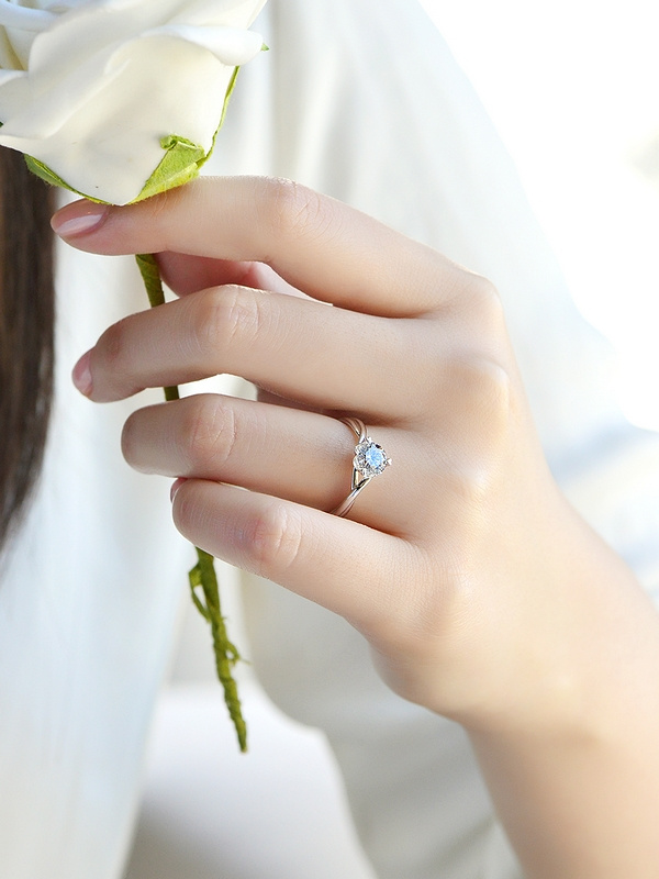 Цветочное кольцо 1. Кольцо с цветами. Красивые кольца на руке. Девушка с кольцом на пальце. Кольцо на руке девушки.
