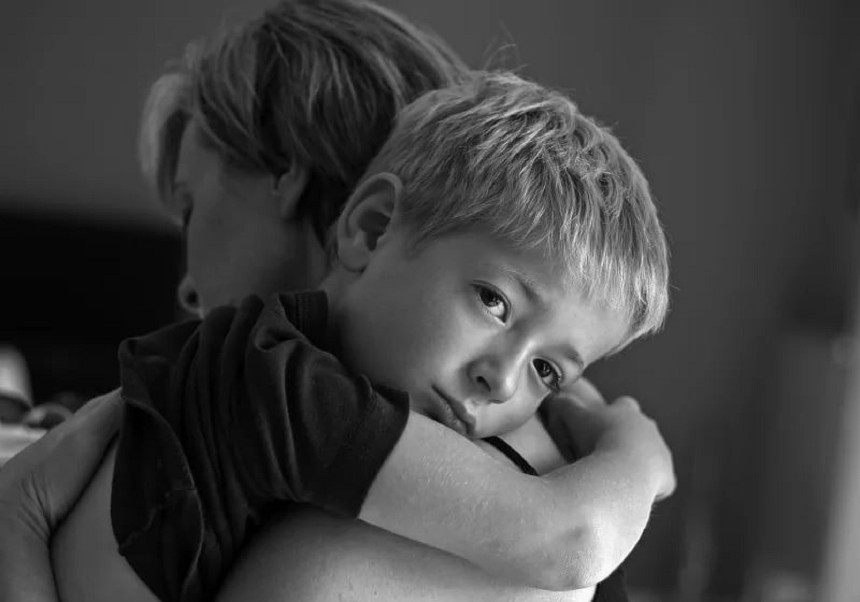 Разговор мальчика с мамой. Мальчик обнимает маму. Деменция у детей. Мальчик обнимает мальчика. Мама обнимает сына.