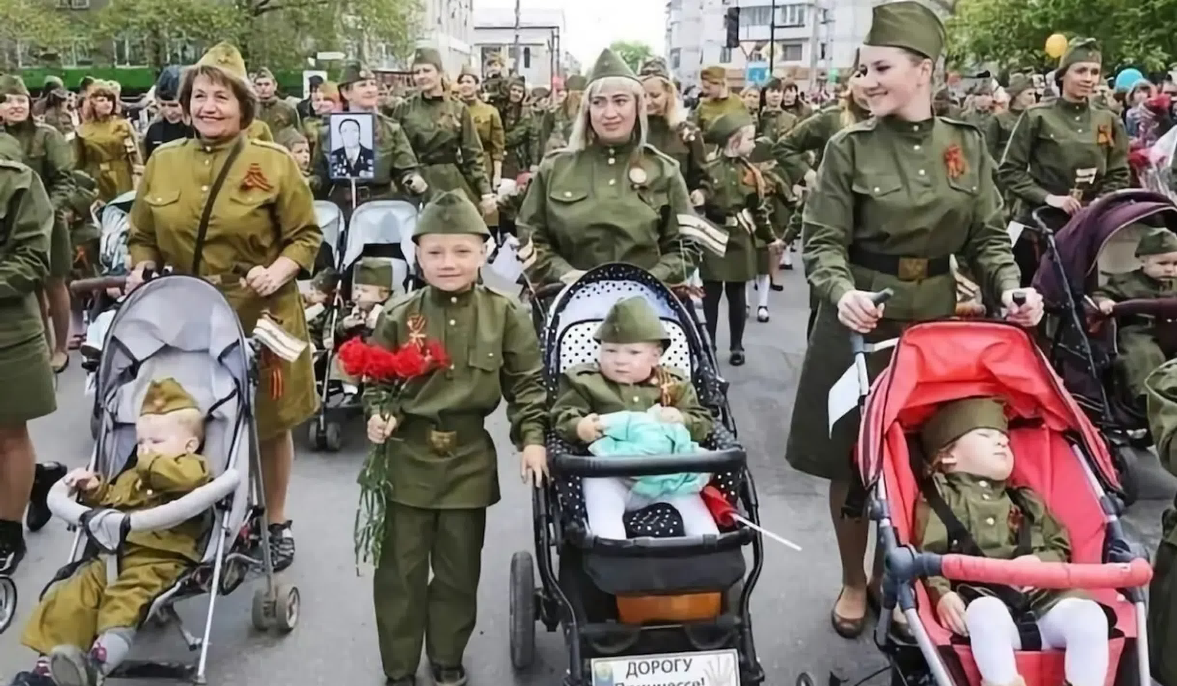 Парад 9 мая дети. Дети на 9 мая в военной. Дети в военной форме на 9 мая. День Победы для детей. Победобесие.