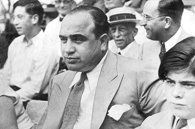 Лицо со шрамом...