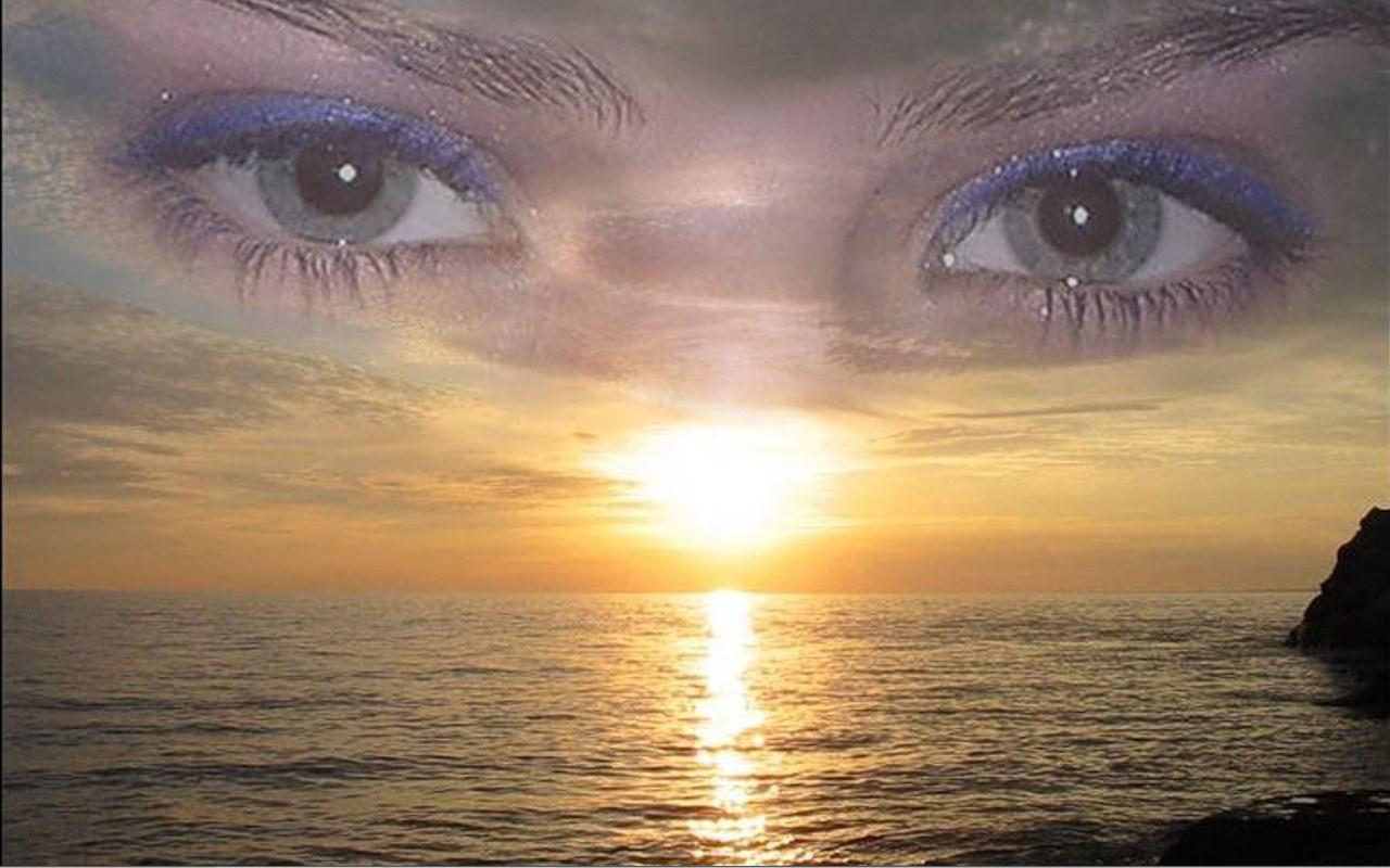 Его глаза напротив цвета моря