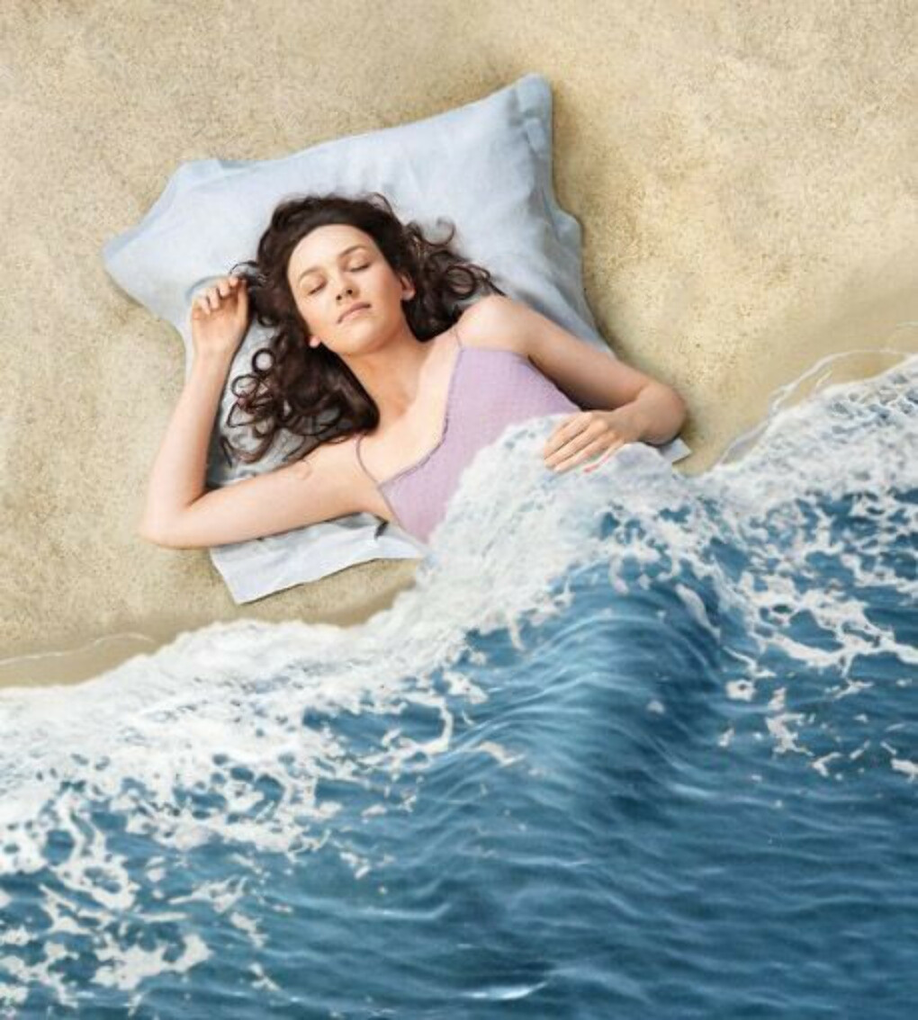 К чему снится море женщине купаться. Девушка мечтает о море. Сон о море. Девушка на матрасе в море.