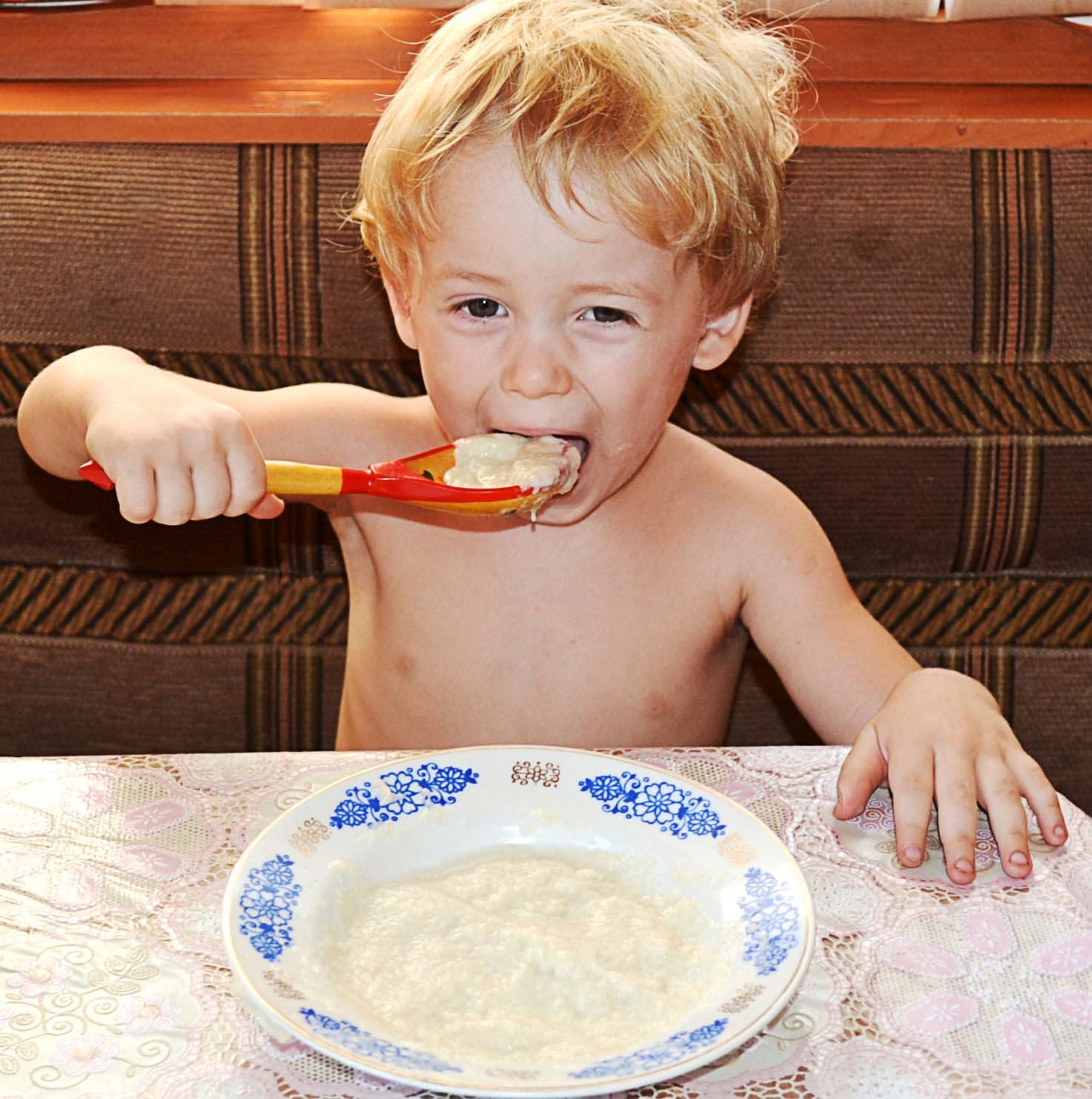 Каша хочется. Мальчик ест кашу. Кушать кашу. Ребенок завтракает. Дети за столом.