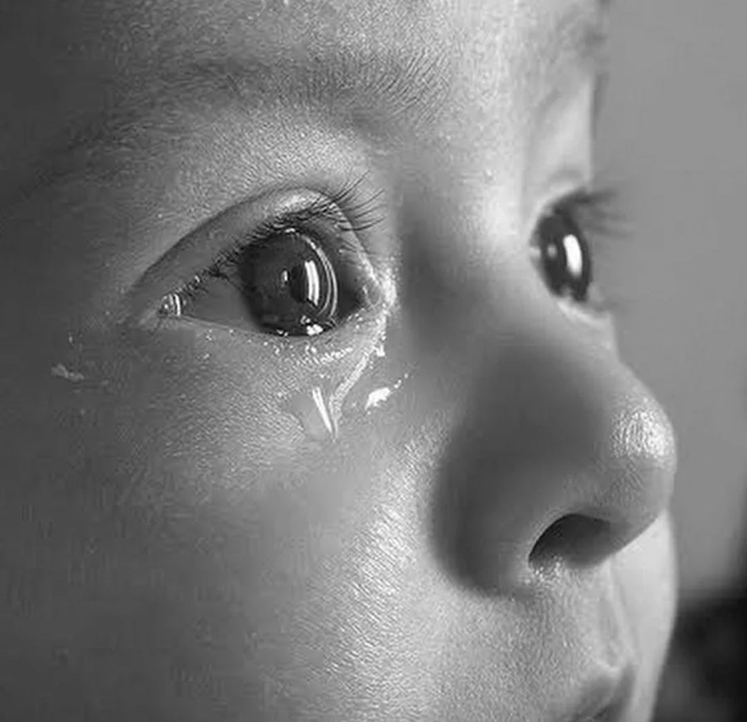 Мама мальчики слезы. Слезы ребенка. Детские глаза со слезами. Заплаканные детские глаза.