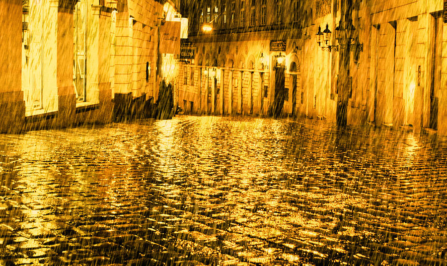 Золотой дождь кому. Золотой ливень. Золотистый дождь. Золото под дождём. Золотой дождь картинки.