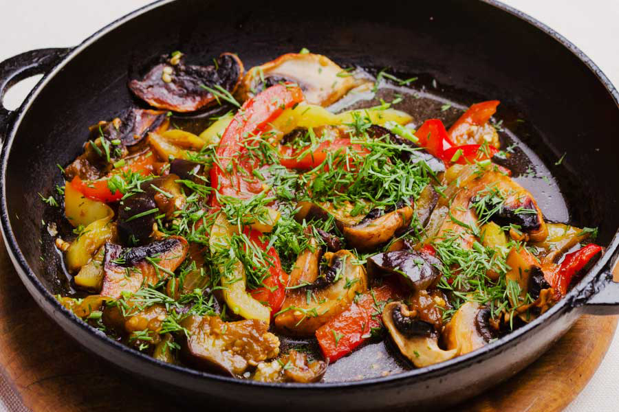 Рецепт овощей с грибами на сковороде. Жареные овощи. Жареные овощи на сковороде. Блюда из жареных овощей. Жаркое на сковороде.