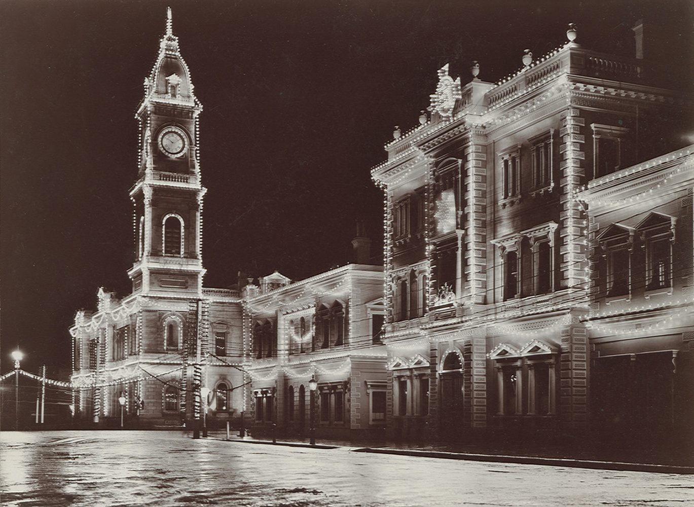 Старинное фото иллюминации. Атмосферное электричес