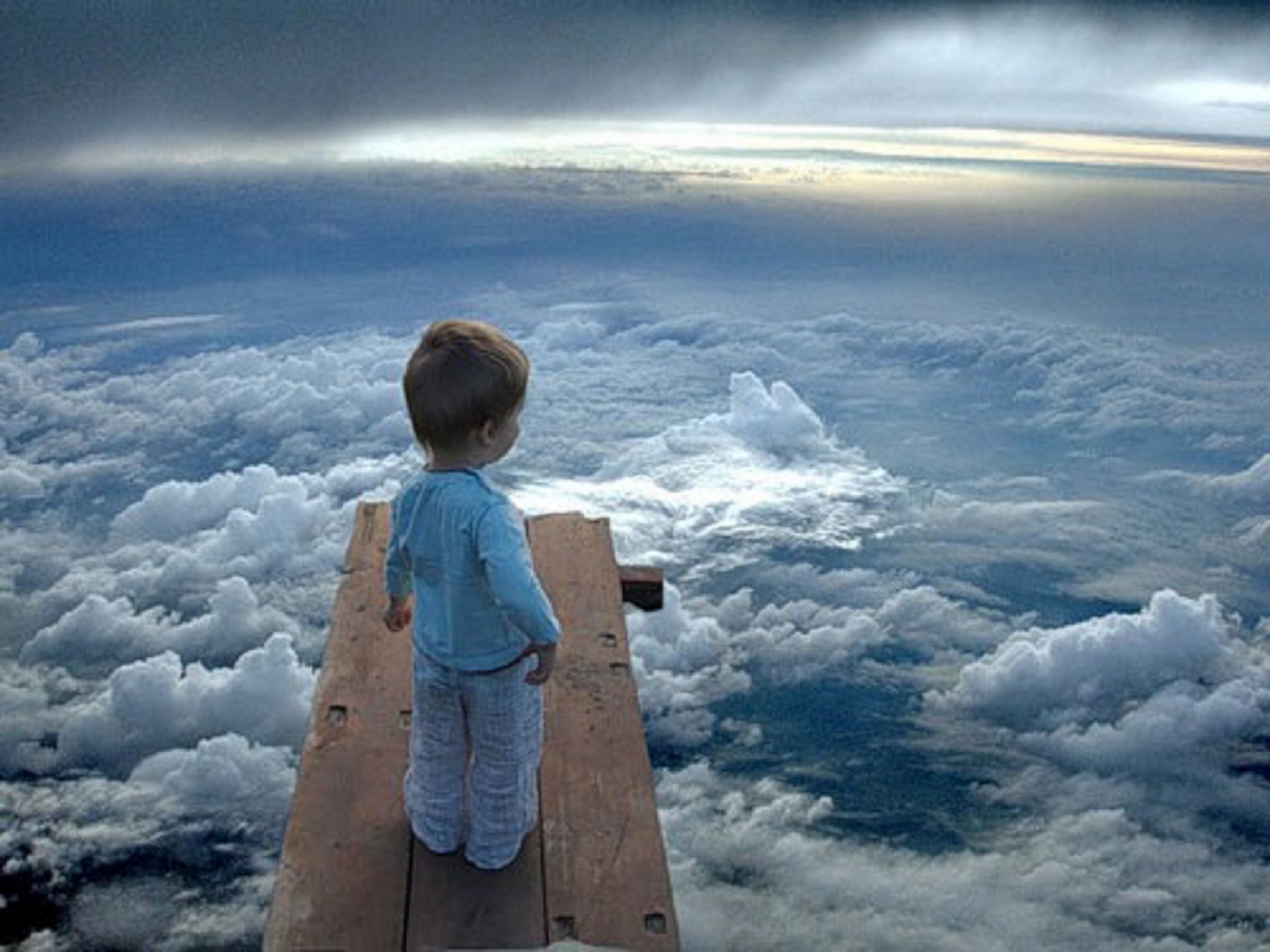 Мужчина дает надежду. Малыш на небесах. Дети на небесах. Люди на небесах.