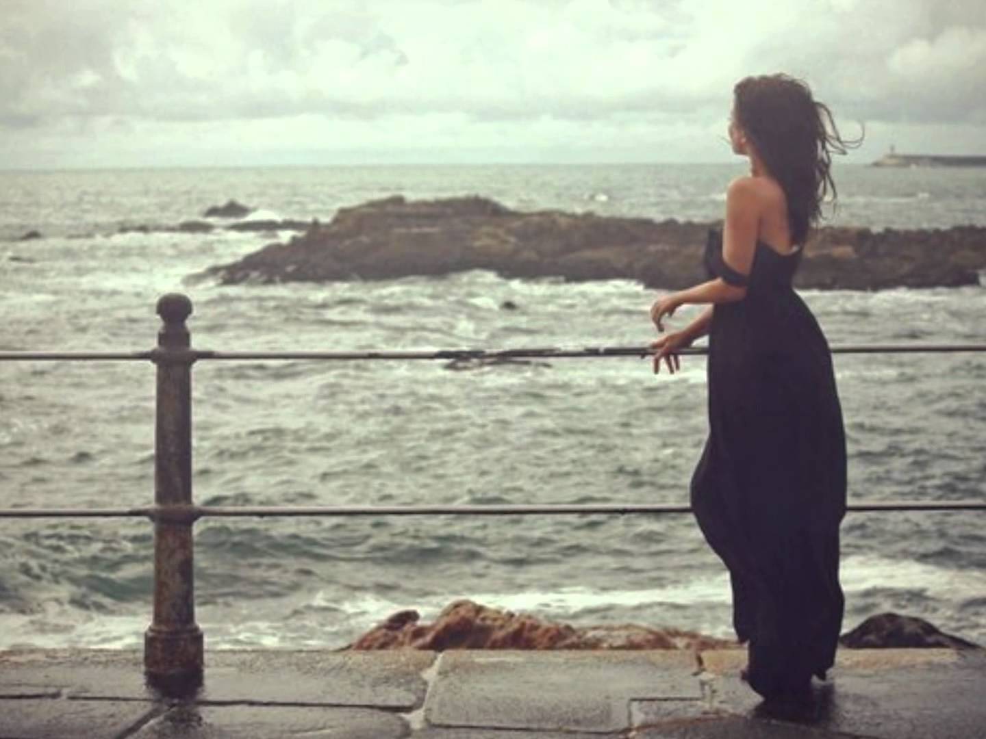 Бывшие картинки. Юлия Бабайлова Екатеринбург. Девушка ждет у моря. Девушка ждет на берегу. Девушка у моря задумалась.