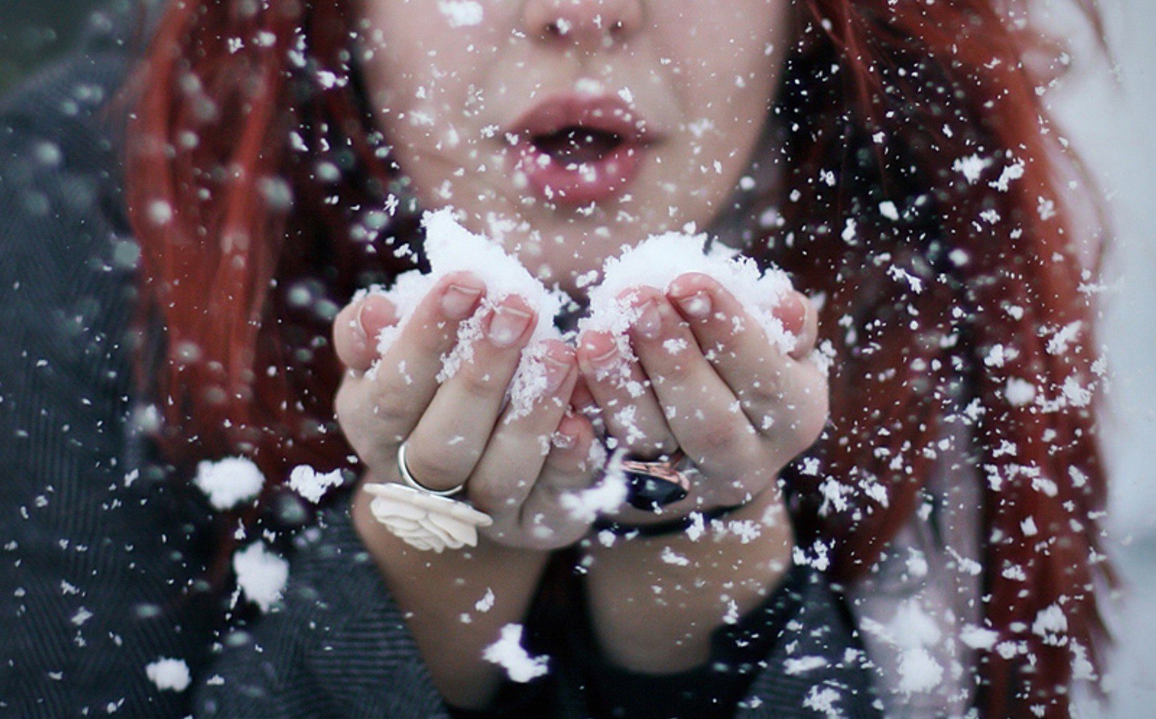 Прощание со снегом. Зимние авы. Снег в ладошках. Снег на ладони. Девушка сдувает снежинки.