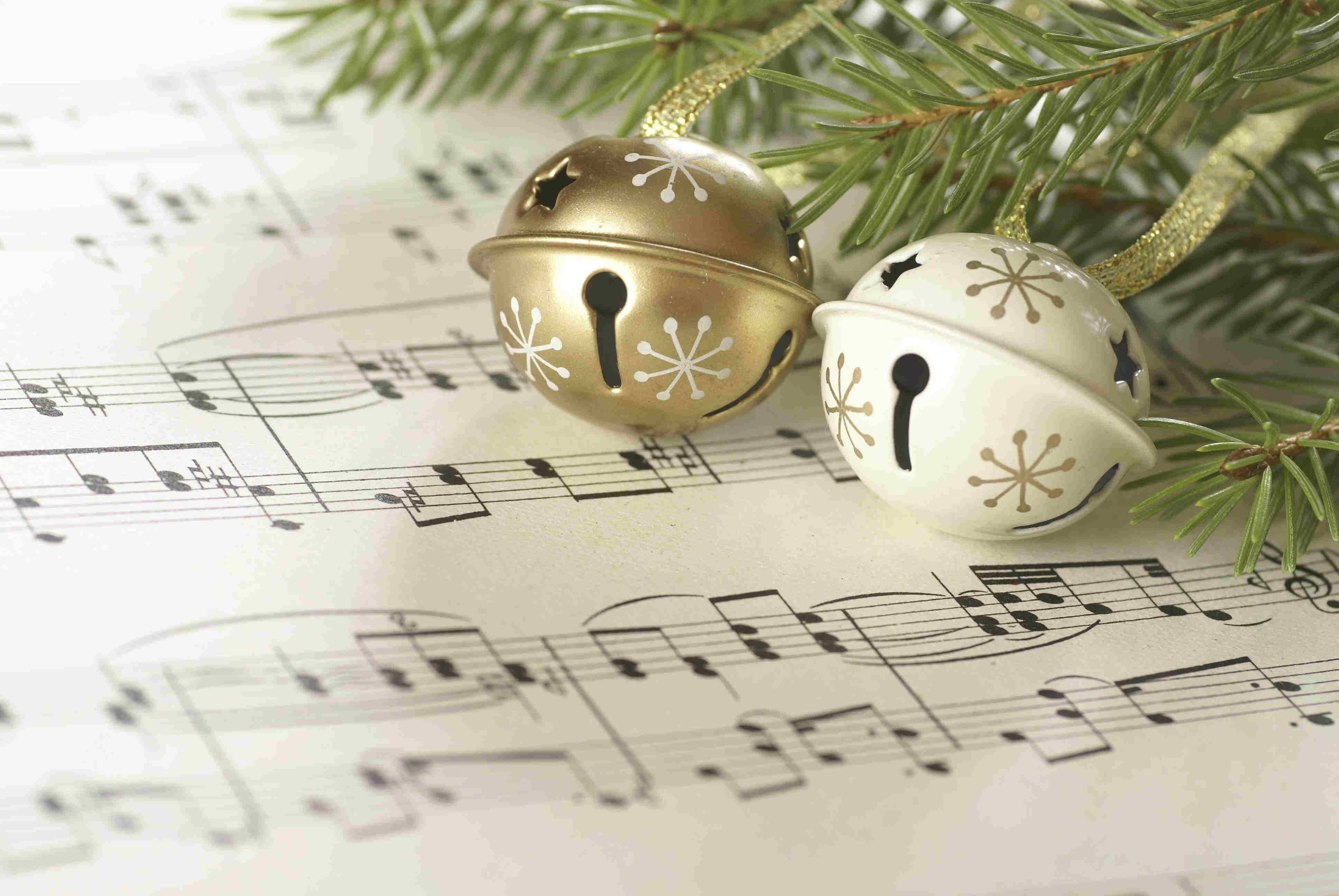 Рождество музыка жить. Музыкальный новый год. Новогодний фон с нотками. Музыкальная тематика. Новогодний концерт.