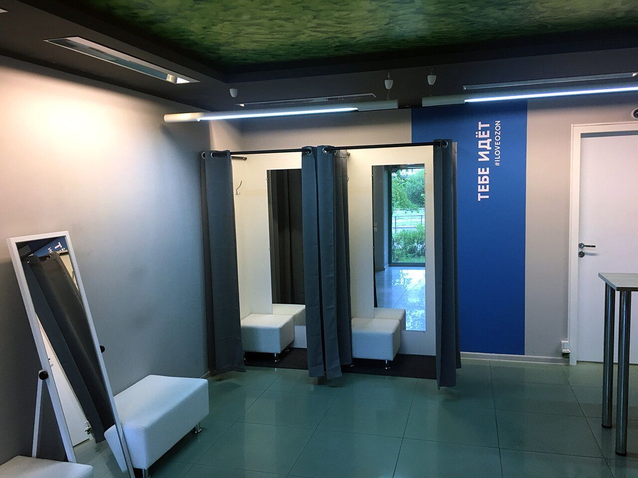Примерочная кабина озон. Примерочная кабина озон. Пвз озон примерочная. Пвз озон примерочная. Светильник для примерочной.