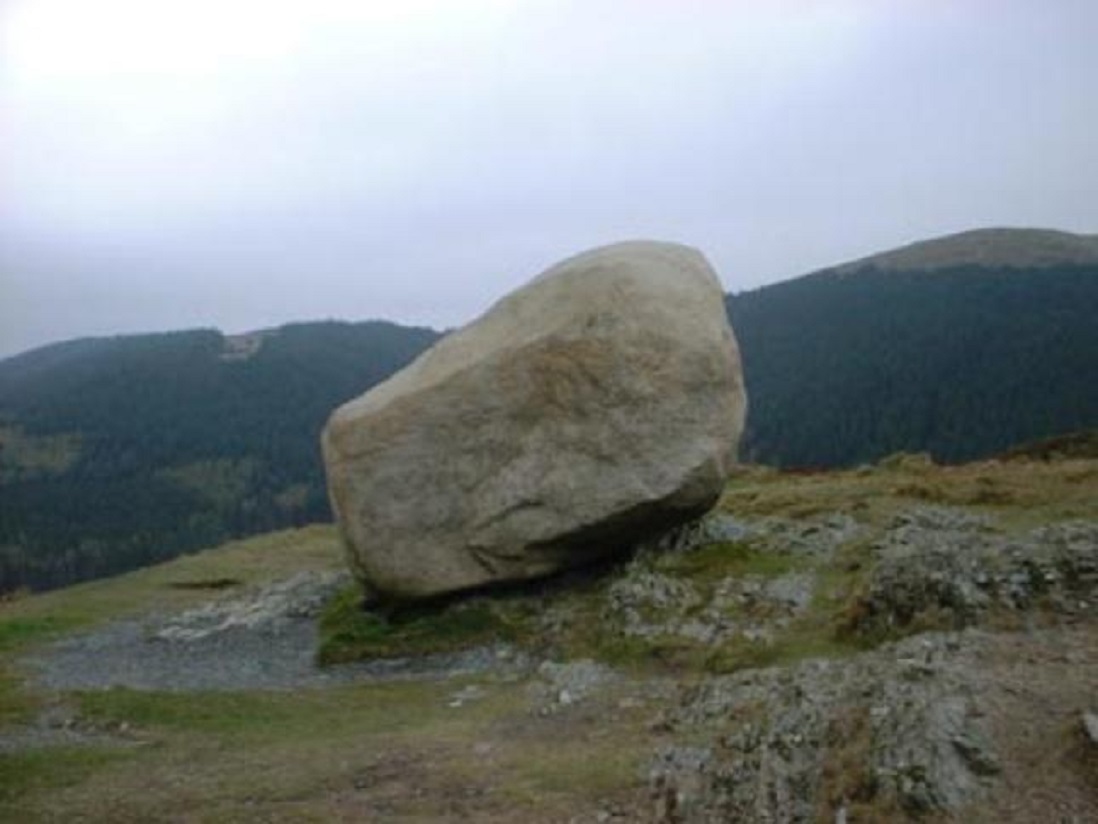Хочу быть камнем. Валун «Гомсин камень». Машукский камень. Грустный камень. Одинокий камень.