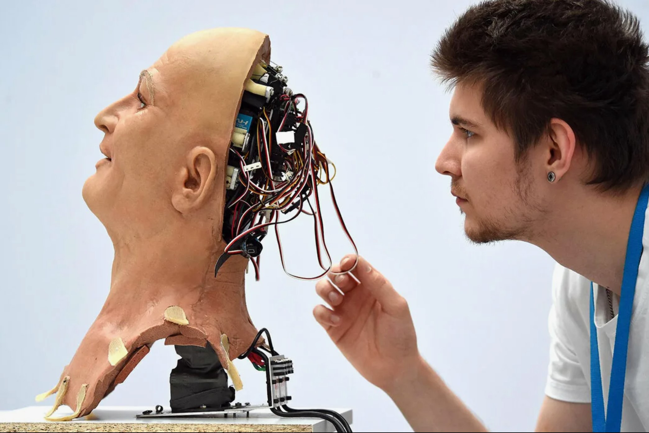Роботов есть мозги. Искусственный интеллект. Искусственный интеелек. Искусственный мозг. Мозг робота.