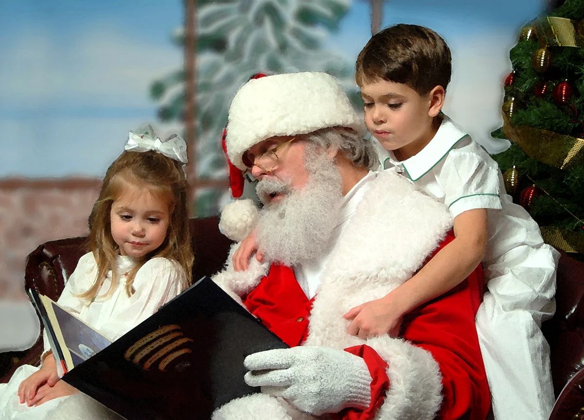 Деду морозу дарят подарки. Дед Мороз для детей. Дедушка Мороз для детей. Санта и дети. Новый год дети дед Мороз.