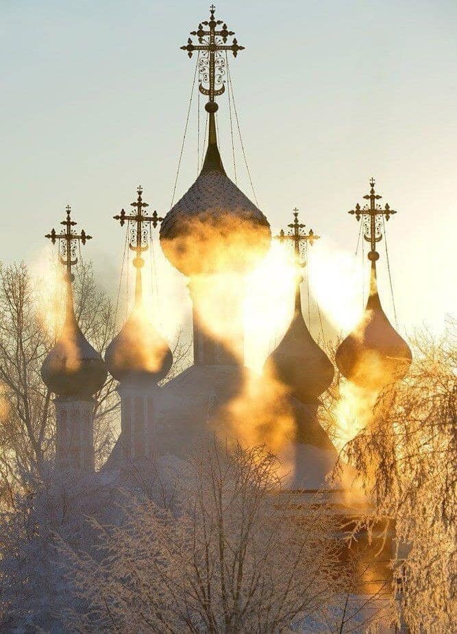 Храм с красными куполами