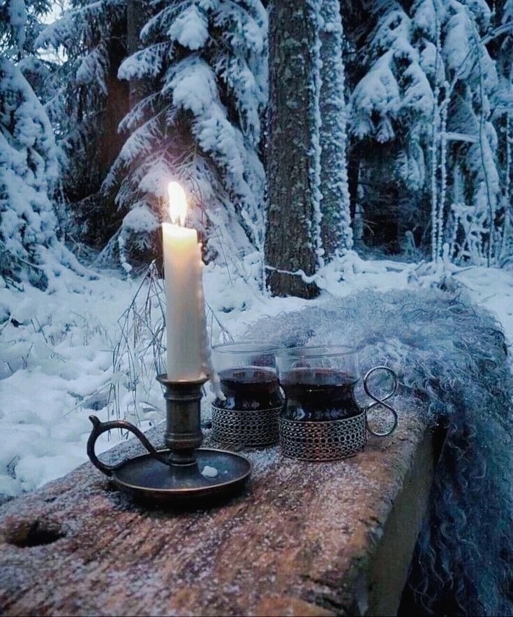 Рождественский молчание. Свеча на снегу. Свеча на зимнем окне. Рождественские свечи. Снежная свеча.