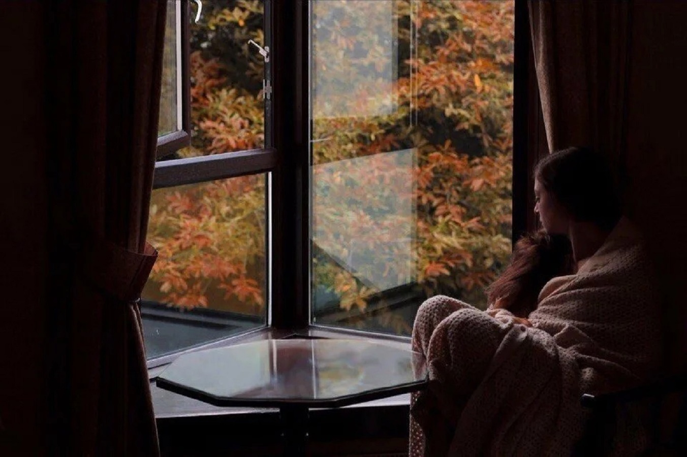 Стучит подоконник. Окно осень. Дождь за окном. Осень одиночество. Окно вечер.