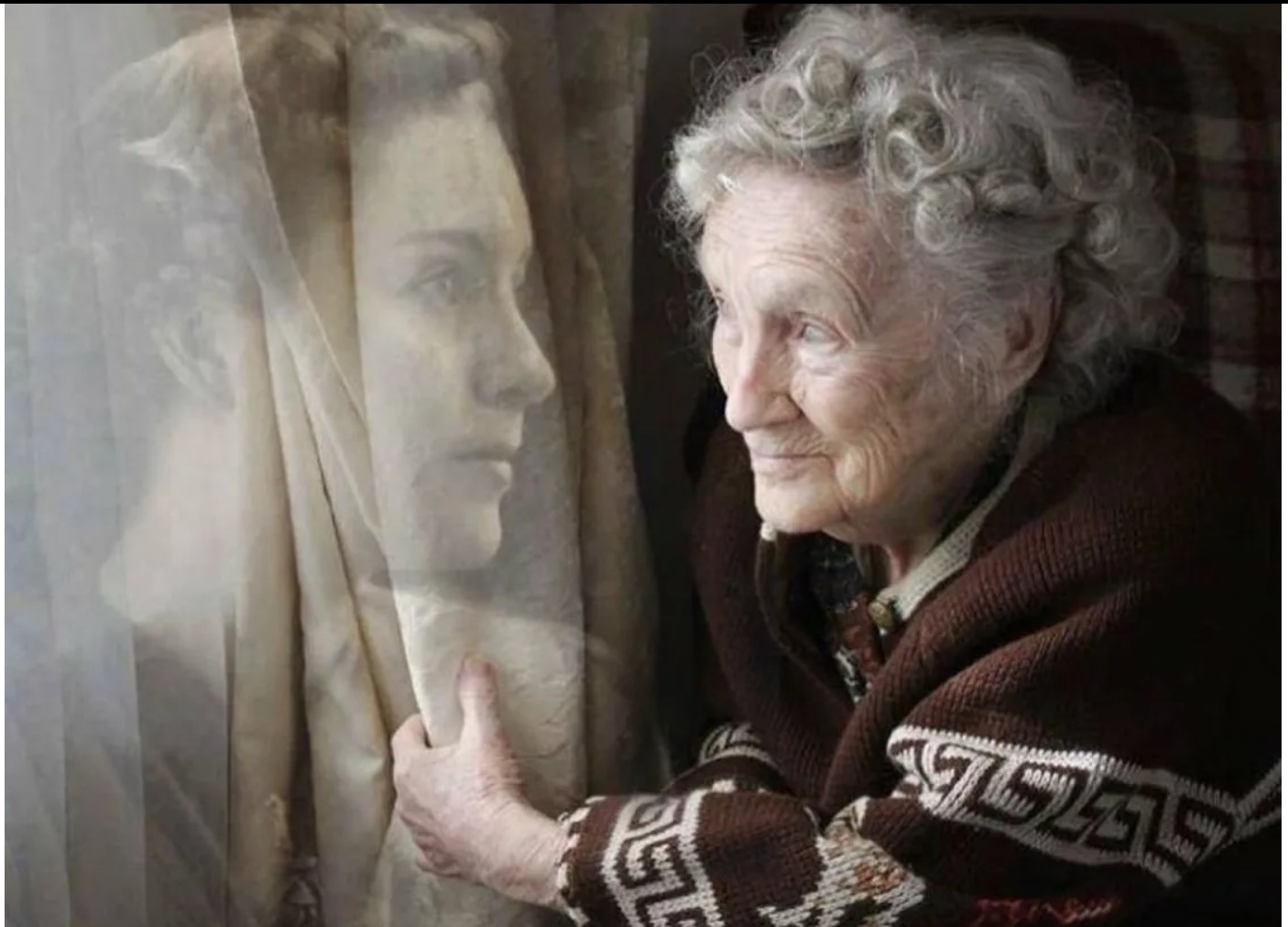 В прекрасном расположении духа. Бабушка рассказывает. Старая женщина у окна. Пожилая женщина у зеркала. Старая мама.