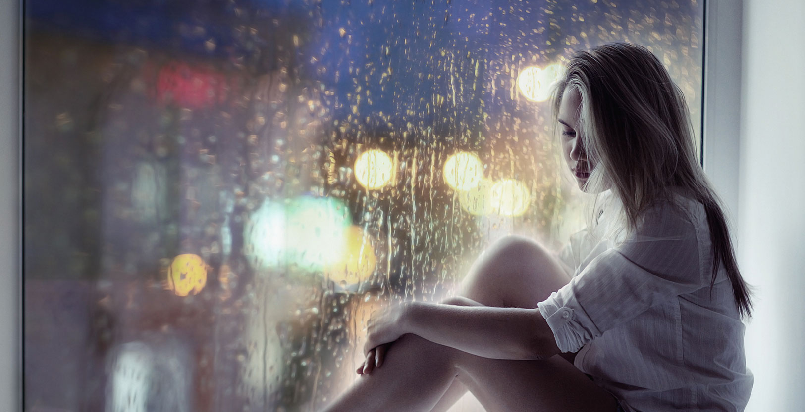 А дождь на окнах кто поет оригинал. Девушка грустит у окна. Грустная женщина. Девушка у окна дождь. Девушка на подоконнике дождь.