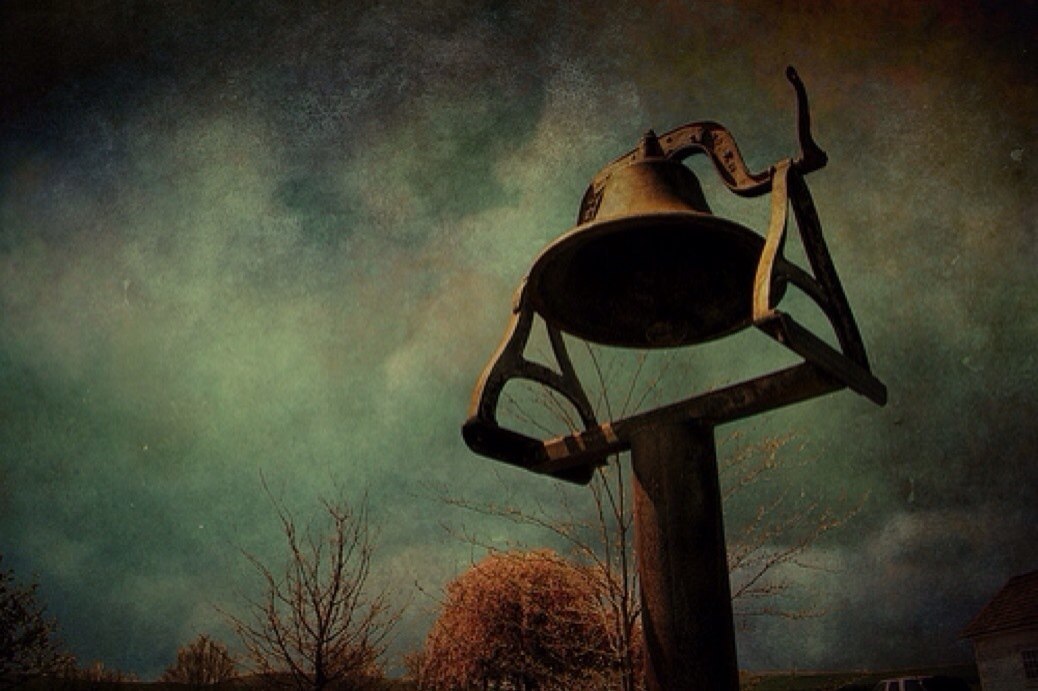 О чем молчит набат..