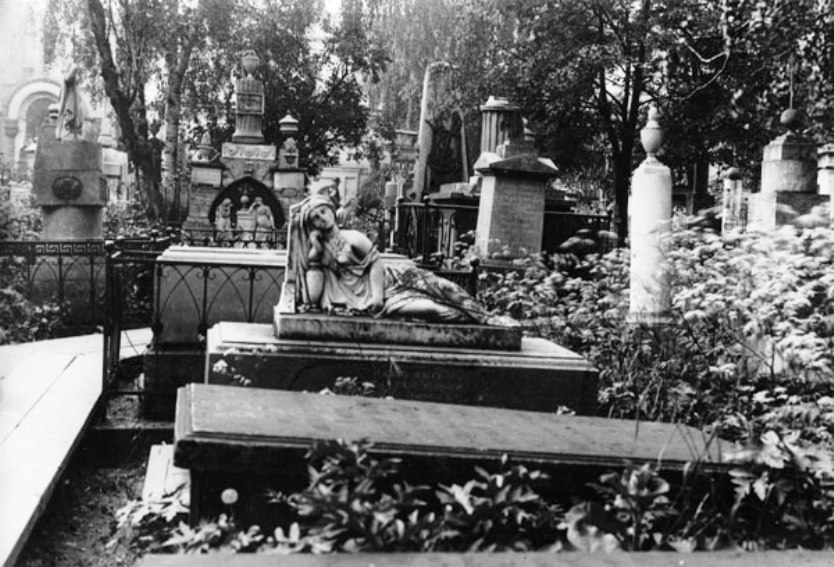 Памятники Лазаревского кладбища в Санкт - Петербурге с краткими описаниями и фот