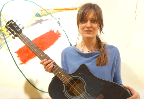 Этот цветок, Маргаритка, взломает любую толщу...