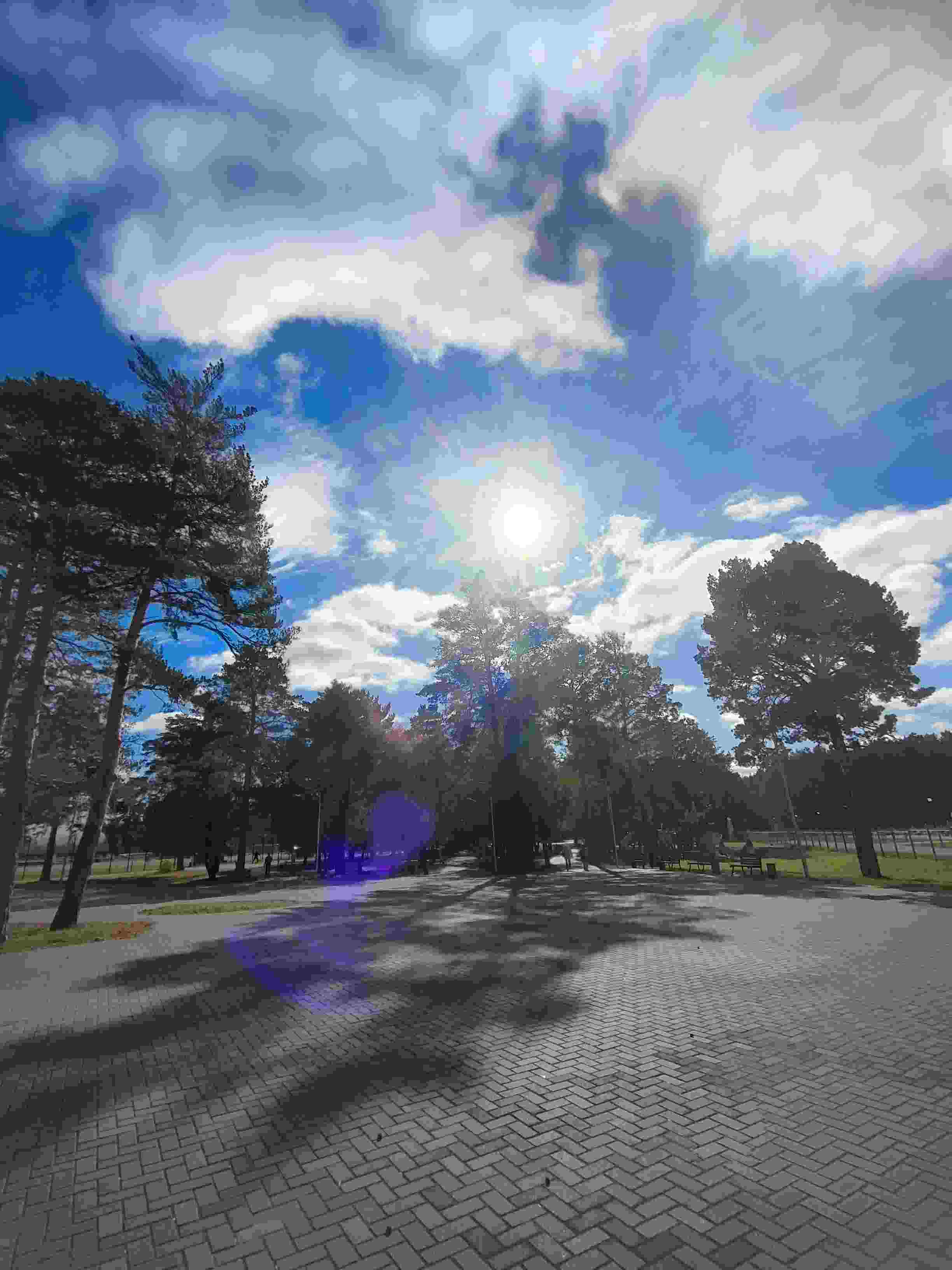 Сияющее и золотое на голубом фоне